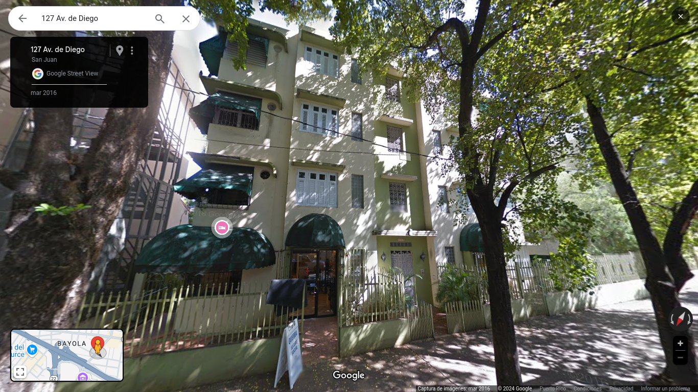 Edificio residencial con influencias art deco y detalles streamline moderne.