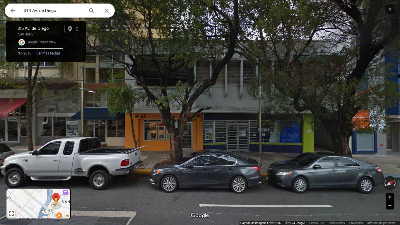 Residencia con fachada streamline moderne en el segundo piso.