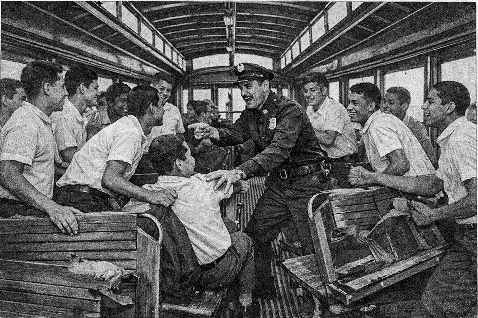 Policia interviene con estudiantes